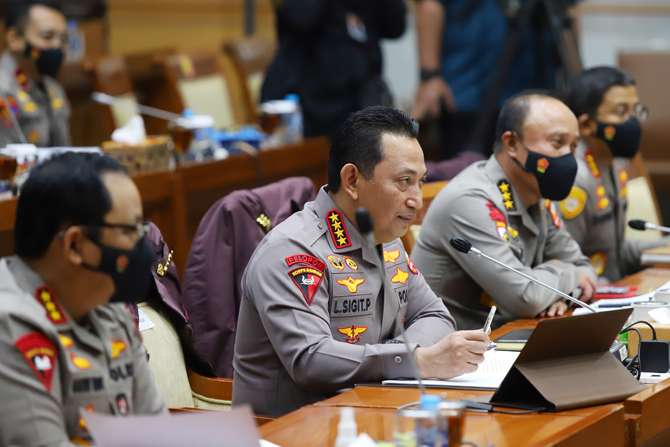 Kapolri Jenderal Sigit Sulistyo mengikuti Rapat Dengar Pendapat (RDP) dengan Komisi III DPR RI, Jakarta, Rabu (24/8/2022). Rapat dengar pendapat ini terkait dengan kasus pembunuhan berencana yang dilakukan mantan Kadiv Propam Polri Irjen Pol Ferdy Sambo k - Image