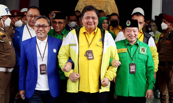 Ketua Umum DPP Partai Golkar Airlangga Hartarto, Ketua Umum DPP PAN Zulkifli Hasan dan Ketua Umum DPP PPP Suharso Monoarfa usai melakukan Pendaftaran Partai Politik Calon Peserta Pemilu tahun 2024 di Gedung KPU, Jakarta, Rabu (10/8/2022). Koalisi Indonesi - Image