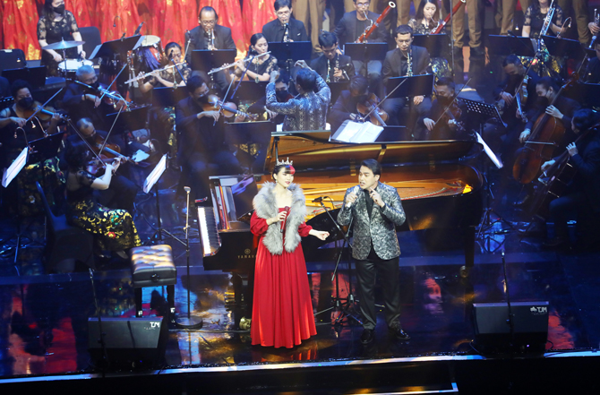 Musisi Isyana Sarasvati kiri tampil di konser Simfoni Untuk Bangsa di Jakarta Concert Hall, Jakarta, Sabtu (27/8/2022). Bakti Budaya Djarum Foundation bersama Resonanz Music Studio arahan Avip Priatna yang didukung oleh www.Indonesiakaya.com menggelar kon - Image