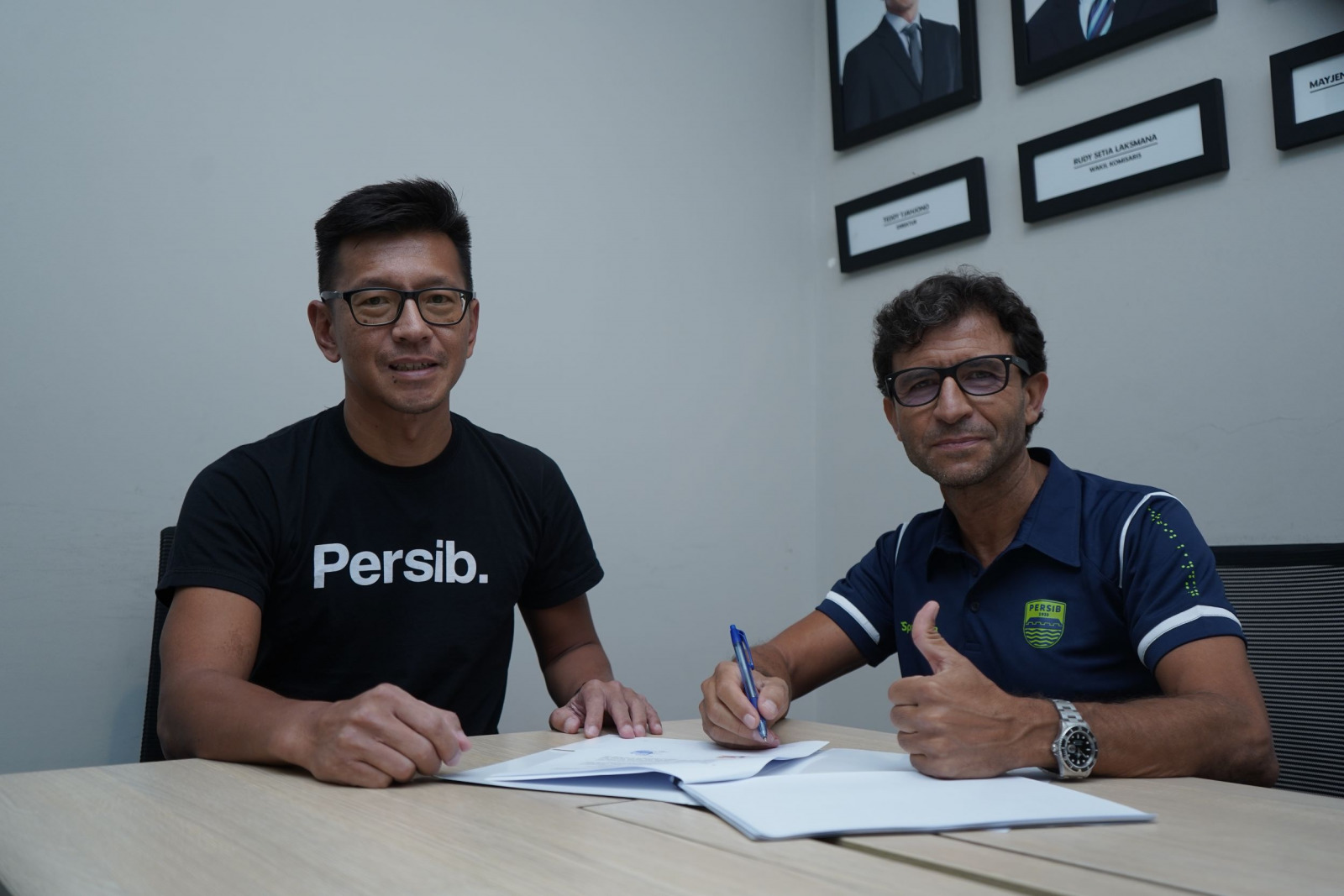 SUDAH DEAL : Luis Milla (kanan) setelah menanda tangani kontrak dengan Persib Bandung kemarin. PERSIB UNTUK JAWA POS - Image