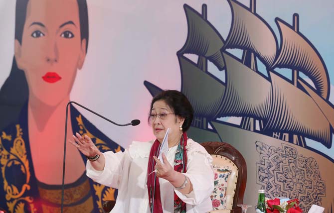 Megawati Soekarnoputri di acara Napak Tilas Ratu Kalinyamat Pahlawan Maritim Nusantara yang digelar TNI Angkatan Laut di geladak KRI Dewaruci, Jakarta, Kamis (11/8/2022). Presiden kelima RI Megawati Soekarnoputri menyatakan dukungannya agar Ratu Kalinyama - Image