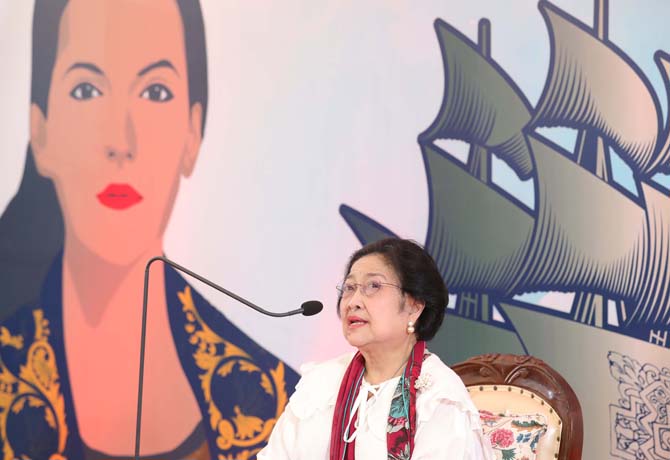 Megawati Soekarnoputri di acara Napak Tilas Ratu Kalinyamat Pahlawan Maritim Nusantara yang digelar TNI Angkatan Laut di geladak KRI Dewaruci, Jakarta, Kamis (11/8/2022). Presiden kelima RI Megawati Soekarnoputri menyatakan dukungannya agar Ratu Kalinyama - Image