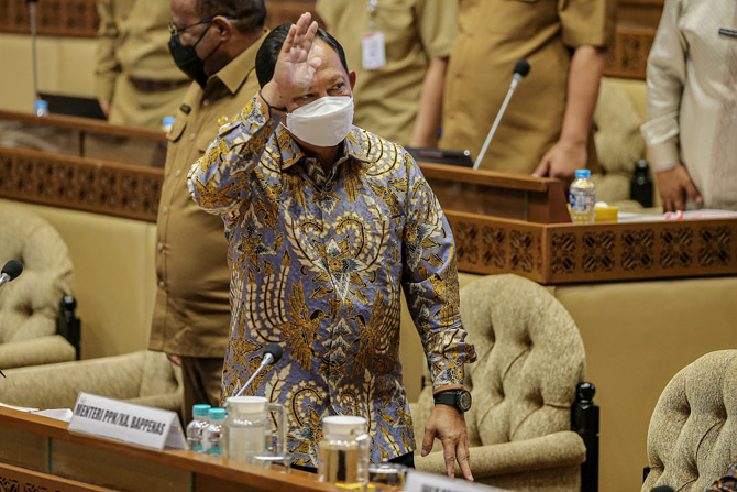 Menteri Dalam Negeri (Mendagri) Tito Karnavian memberi salam saat menghadiri rapat kerja dengan Komisi II DPR di Kompleks Parlemen, Senayan, Jakarta, Senin (29/8/22). Raker membahas RUU Pembentukan Provinsi Papua Barat Daya. FOTO: HENDRA EKA/JAWA POS - Image