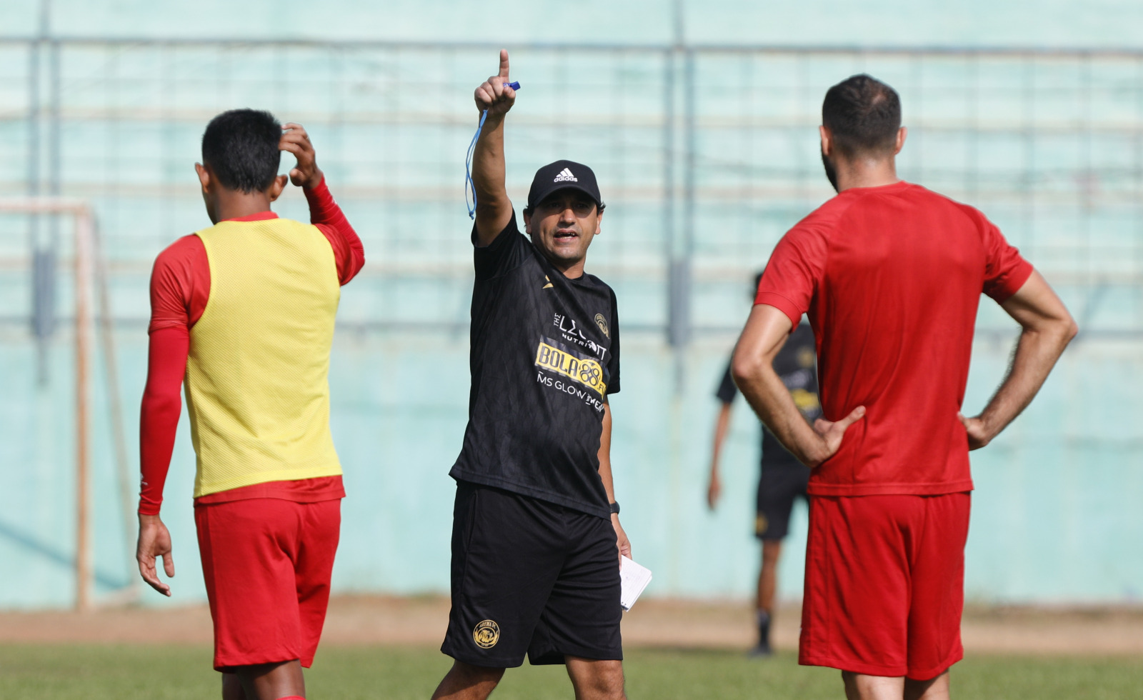 ANGGER BONDAN/JAWA POS BEBAN BERAT: Eduardo Almeida harus bisa membawa Arema FC kembali ke jalur kemenangan. - Image