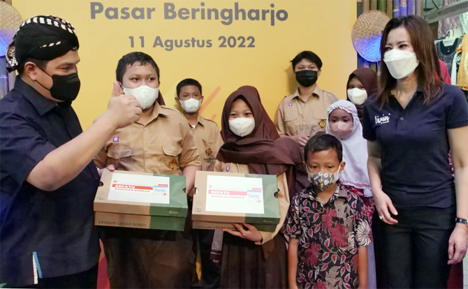 Menteri BUMN Erick Thohir bersama dengan Wakil Direktur Utama Bank Mandiri Alexandra Askandar gaungkan Program Livin’ Pasar untuk mempercepat digitalisasi transaksi di Pasar Beringharjo, Yogyakarta, Kamis (11/8) - Image