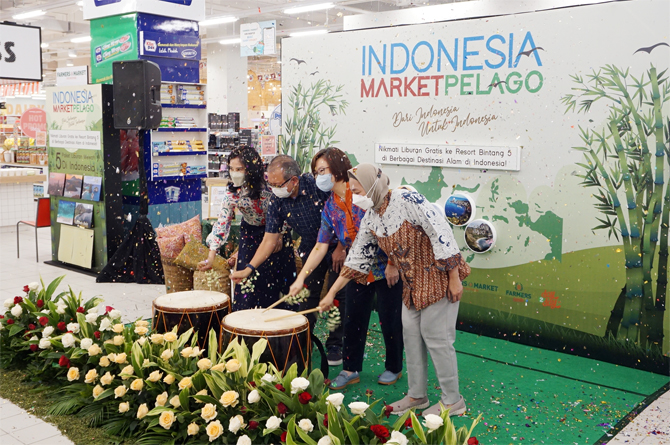 Memperingati HUT RI ke-77, PT Supra Boga Lestari Tbk bersama seluruh brand-nya menyuarakan semangat cinta, beli, dan pakai produk dalam negeri melalui Indonesia Marketpelago: dari Indonesia untuk Indonesia. Kick-off event digelar Senin (15/8) di Farmers - Image