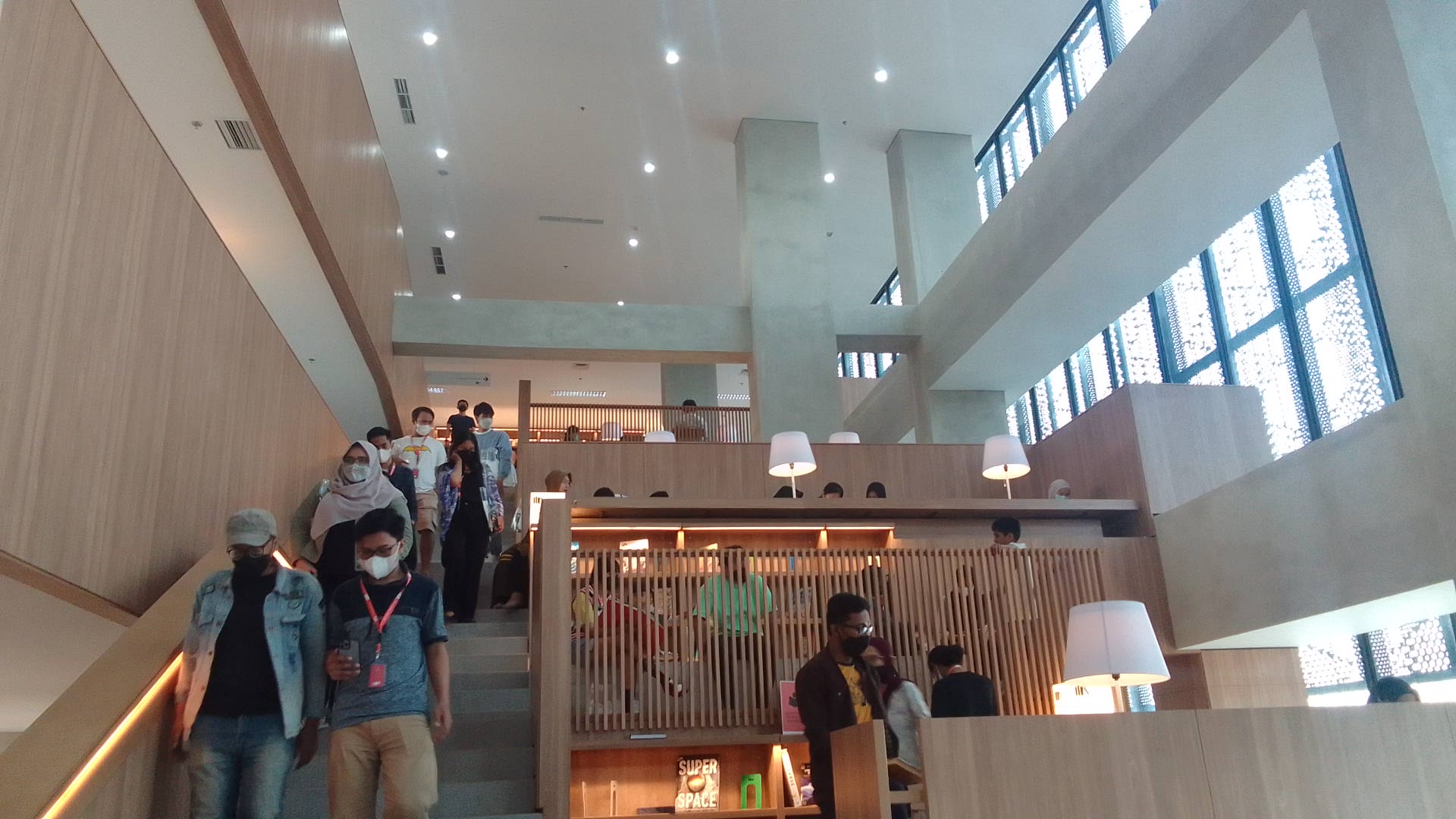 Perpustaan Jakarta Ckini banyak didatangi pengunjung setelah direvitalisasi. Hal itu seperti tampak pada Minggu (7/8/2022) Foto: Tazkia Royyan/JawaPos.com - Image