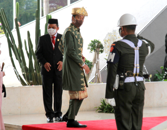 Presiden Joko Widodo memakai baju Adat Paksian Bangka Belitung saat tiba untuk menghadiri Sidang Tahunan MPR RI dan Pidato Kenegaraan dalam Rangka HUT Ke-77 Kemerdekaan RI dalam sidang bersama DPR RI-DPD RI di Kompleks Parlemen, Senayan, Selasa (16 Agustu - Image