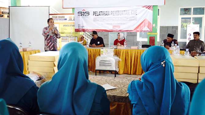 General Manager of CSR SIG, Edy Saraya (Baju Batik) dalam sambutan mengatakan, program pelatihan membuat kue ini dilakukan untuk meningkatkan ekonomi masyarakat dan dalam mempercepat pemulihan ekonomi nasional. - Image