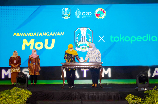 Gubernur Jawa Timur, Khofifah Indar Parawansa bersama Direktur Kebijakan Publik dan Hubungan Pemerintah Tokopedia, Astri Wahyuni melakukan penandatanganan nota kesepahaman untuk terus bersinergi menghadirkan program strategis untuk pelaku UMKM di Jawa T - Image