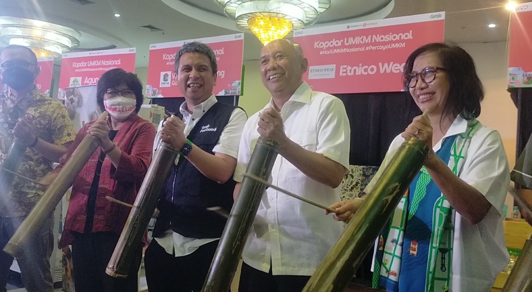 Sumber foto: Nurul Fitriana/JawaPos.com Caption: Menteri Koperasi dan UKM Teten Masduki bersama Presiden Grab Indonesia Ridzki Kramadibrata (kedua dari kiri) dan Country Managing Director of Grab Indonesia Neneng Goenadi (kedua dari kanan) meluncurkan se - Image