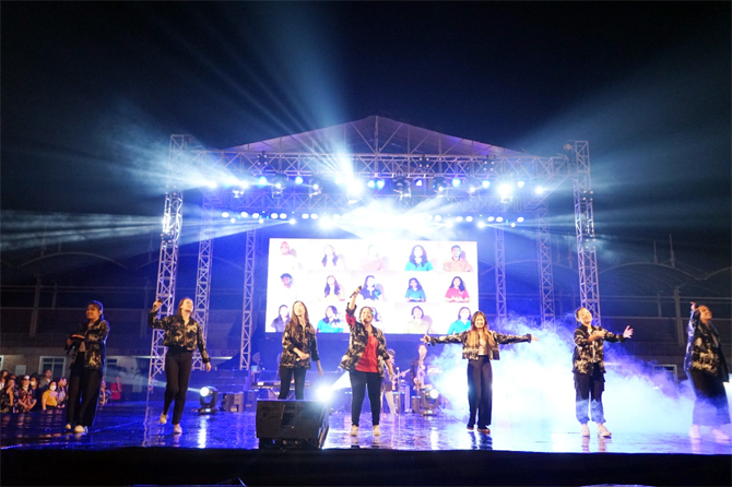 Konser musik dan pesta kembang api menjadi penutup yang meriah dari rangkaian Universitas Pelita Harapan (UPH) Festival 2022 ‘Change Mind and Hearts’ pada 27 Agustus 2022. - Image