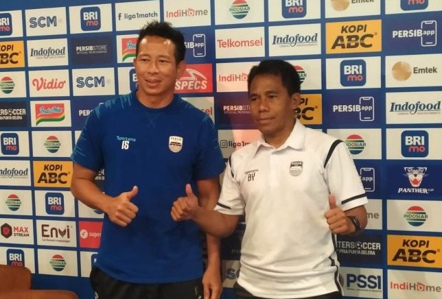 Pelatih sementara Persib Bandung, Budiman Yunus bersama Kiper Persib Bandung I Made Wirawan. Bagus Ahmad Rizaldi/Antara - Image