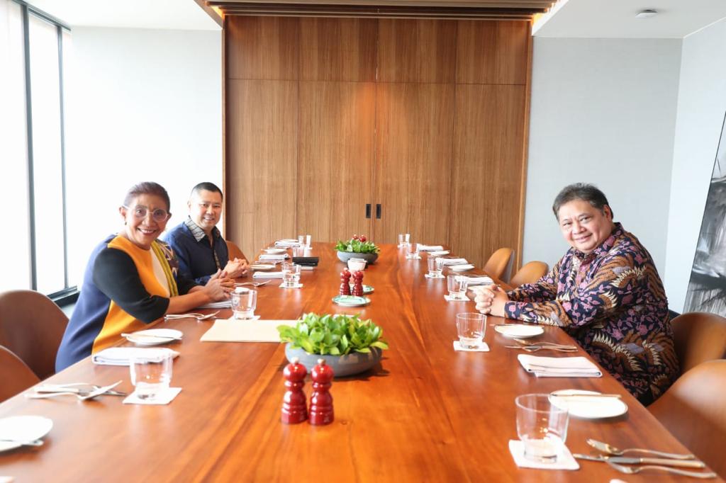 MAKAN SIANG BARENG: Ketua Umum Perindo Hary Tanoesoedibjo (HT), Ketum Golkar Airlangga Hartarto, dan eks Menteri Kelautan dan Perikanan Susi Pudjiastuti berdiskusi soal Pemilu 2024 sambil makan siang bareng. (ISTIMEWA) - Image