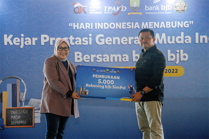 Direktur Konsumer dan Ritel bank bjb Suartini bersama Bupati Sumedang Dony Ahmad Munir hadir dalam acara peringatan Hari Indonesia Menabung dengan tema - Image