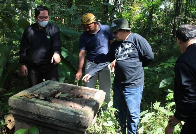 Tim dari Dinas Pendidikan dan Kebudayaan bersama peneliti cagar budaya mengecek situs candi di Dukuh Tirtohardi, Desa/Kecamatan Musuk, Kabupaten Boyolali, Jumat (26/8). Bambang Dwi Marwoto/Antara - Image