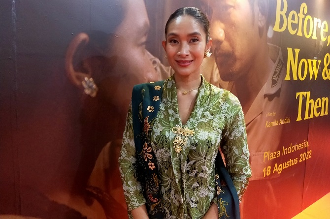 Happy Salma ekspresikan perasaan bahagia, sedih, hingga dendam, lewat sorot mata di film Before, Now & Then./Abdul Rahman - Image