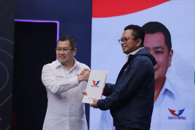 Ketua Umum DPP Perindo Hary Tanoesoedibjo pada Sabtu 27 Agustus 2022 resmi melantik Mahyudin sebagai Ketua Dewan Pertimbangan DPP Partai Perindo. (ANTARA/HO-Humas Perindo) - Image