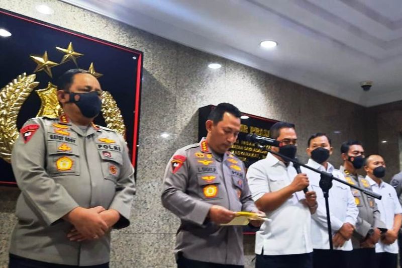 Kapolri Jenderal Pol. Listyo Sigit Prabiwo didampingi Kabreskrim Polri Komjen Pol. Agus Andrianto dan jajaranya menyampaikan keterangan pers update penanganan kasus tewasnya Brigadir Yosua di Mabes Polri, Jakarta, Kamis (4/8/2022) malam. (ANTARA/Laily Rah - Image