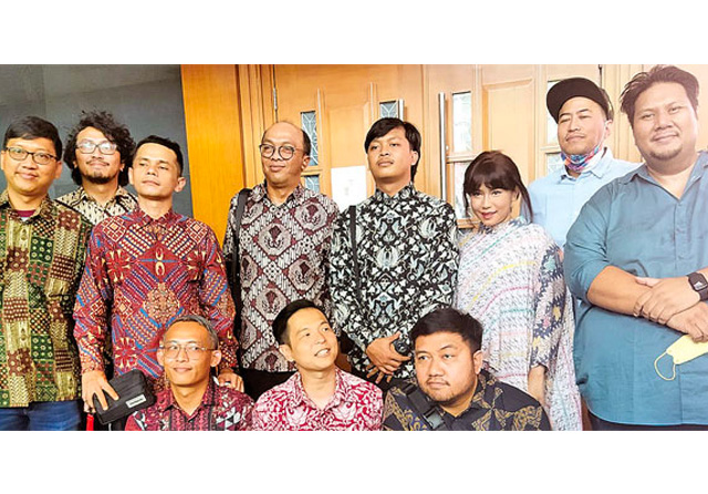 AJUKAN GUGATAN: Perkumpulan Stand Up Comedy Indonesia di PN Jakarta Pusat, Kamis (25/8). (Imam Husein/Jawa Pos) - Image