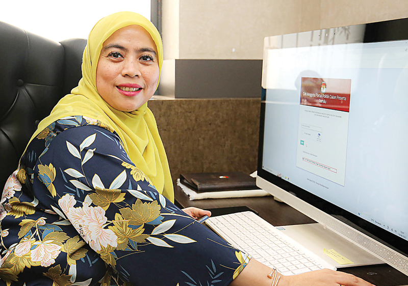 EFESIEN DAN EFEKTIF: Komisioner KPU Betty Epsilon Idroos saat ditemui di kantornya, Betty menjelaskan, sipol yang digagas 10 tahun lalu dibuat dengan tujuan menciptakan sistem kerja yang efesien dan efektif. (MIFTAHULHAYAT/JAWA POS) - Image