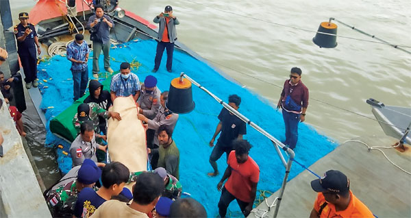 EVAKUASI: Jenazah Sugeng tiba di dermaga Pelabuhan Perikanan Nusantara, Merauke, kemarin (28/8). (YULIUS/CENDERAWASIH POS) - Image