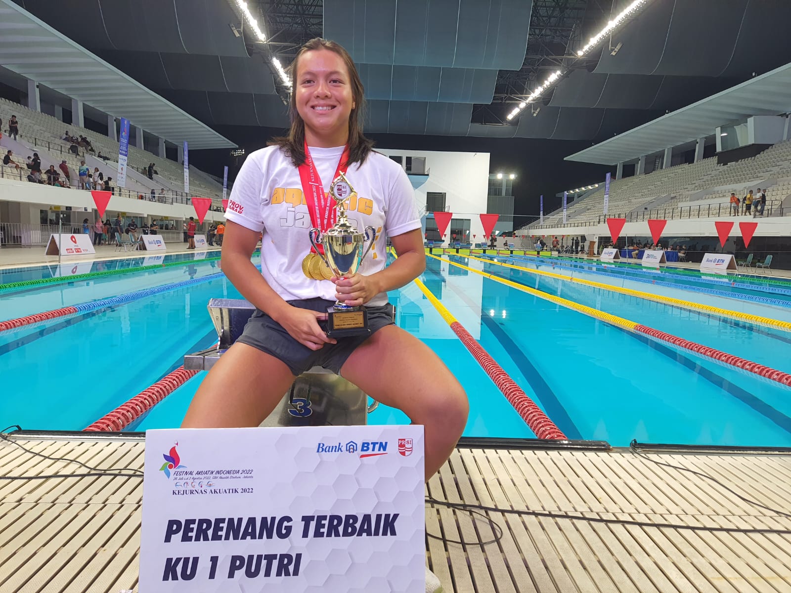 RAJA KEJURNAS: Adellia saat dinobatkan sebagai perenang terbaik KU 1 Kejurnas Festival Akuatik Indonesia. RIZKY AHMAD FAUZI/JAWA POS - Image