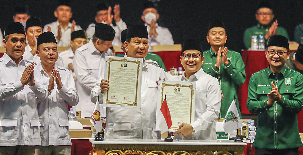 BERSAMA SAMBUT PEMILU 2024: Prabowo Subianto bersama Muhaimin Iskandar saat deklarasi koalisi bersama pada rapimnas Partai Gerindra di SICC, Sentul, Kabupaten Bogor, Jawa Barat, kemarin (13/8). (HENDRA EKA/JAWA POS) - Image