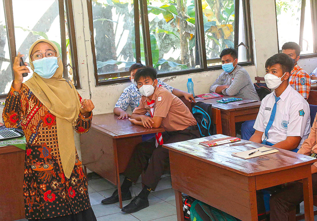 AYO BELAJAR: Nur Lita Faridah menyosialisasikan persiapan kurikulum merdeka di SMAN 16, Jalan Panjang Jiwo, Surabaya. Pemkot saat ini merumuskan bantuan untuk siswa. (Robertus Risky/Jawa Pos) - Image