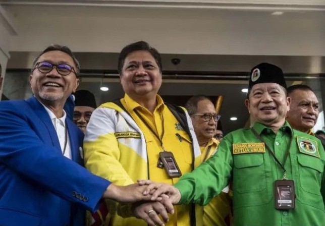 Ketua Umum DPP Partai Golkar Airlangga Hartarto (tengah), Ketua Umum DPP PAN Zulkifli Hasan (kiri), dan Ketua Umum DPP PPP Suharso Monoarfa (kanan). Aprillio Akbar/Antara - Image