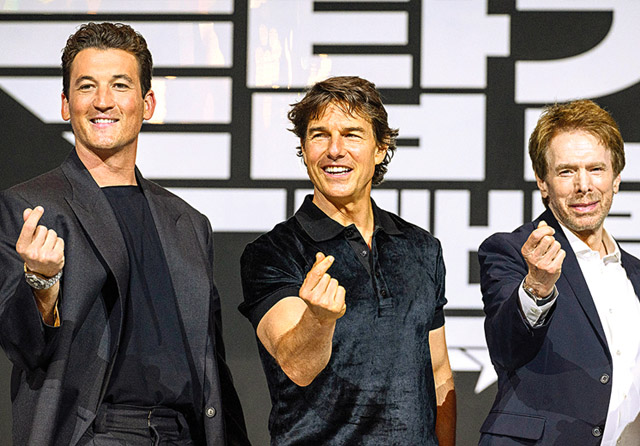 GENCAR PROMO: Dari kiri, pemain Top Gun: Maverick Miles Teller dan Tom Cruise serta produser Jerry Bruckheimer mempromosikan film mereka di Seoul, Korea Selatan, pada Juni lalu. (ANTHONY WALLACE/AFP) - Image