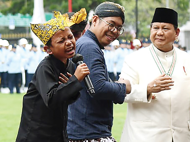 SEMUA BERGOYANG: Farel Prayoga bernyanyi diiringi pejabat negara yang berjoget dengan disaksikan Presiden Jokowi dan Iriana Jokowi di Istana Merdeka kemarin (SETPRES) - Image