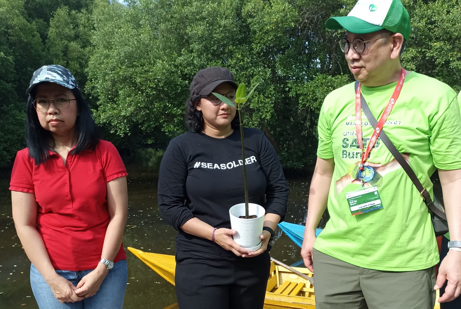 Caption : Direktur Keuangan dan SDM Bursa Efek Indonesia (BEI) Risa Effennita Rustam (kiri) di Wisata Alam Mangrove Jakarta (24/9). Hilmi/Jawa Pos - Image