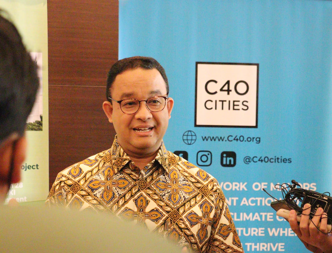 Caption: Gubernur DKI Jakarta Anies Baswedan menyampaikan bahwa DKI Jakarta tengah mengurangi emisi gas rumah kaca di 28 Rumah Sehat untuk Jakarta milik Pemprov DKI Jakarta melalui penggunaan energi terbarukan (Solar PV system) (Istimewa) - Image