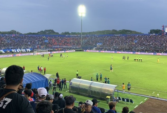 Pertandingan antara Arema FC melawan Persib Bandung di Stadion Kanjuruhan, Kabupaten Malang, Minggu (11/9). Vicki Febrianto/Antara - Image