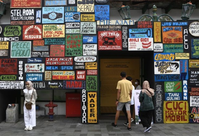 Pengunjung mengamati karya saat pameran Festival Kebudayaan Yogyakarta (FKY) 2022 di Teras Malioboro I, Jogjkarta, Kamis (15/9). Hendra Nurdiyansyah/Antara
