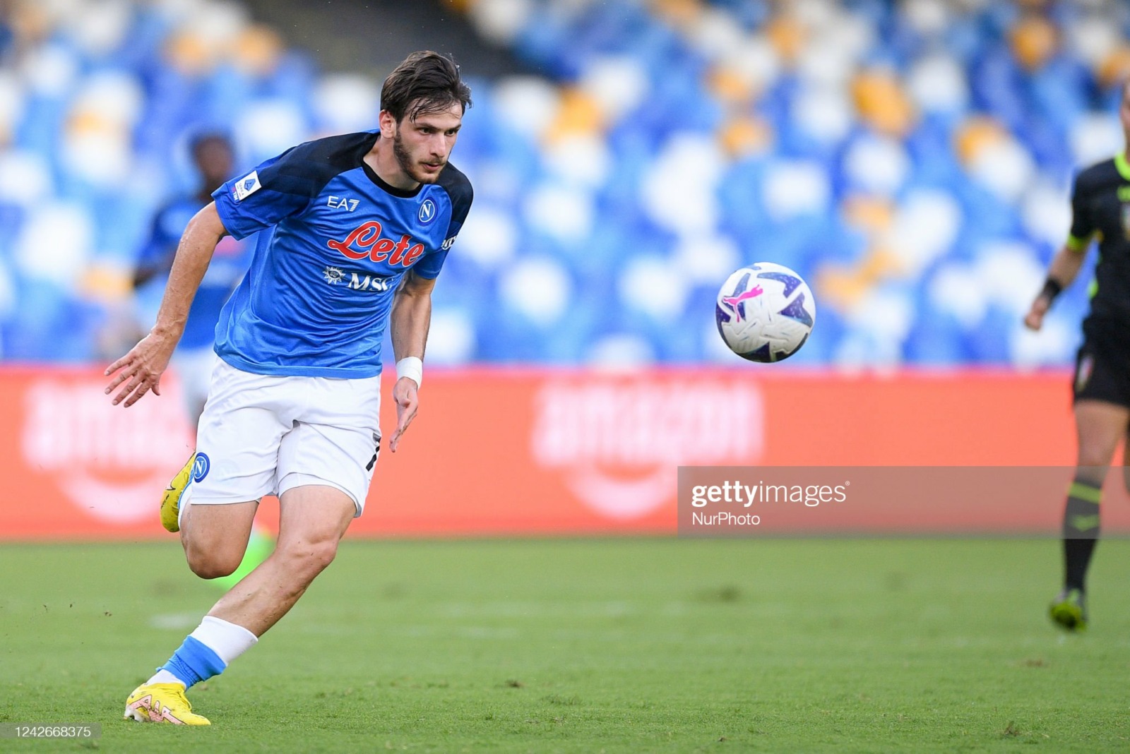 ALBERTO PIZZOLI/AFP MENCURI ATENSI: Winger SSC Napoli Khvicha Kvaratskhelia memiliki produktivitas gol bagus di awal Serie A musim ini. - Image