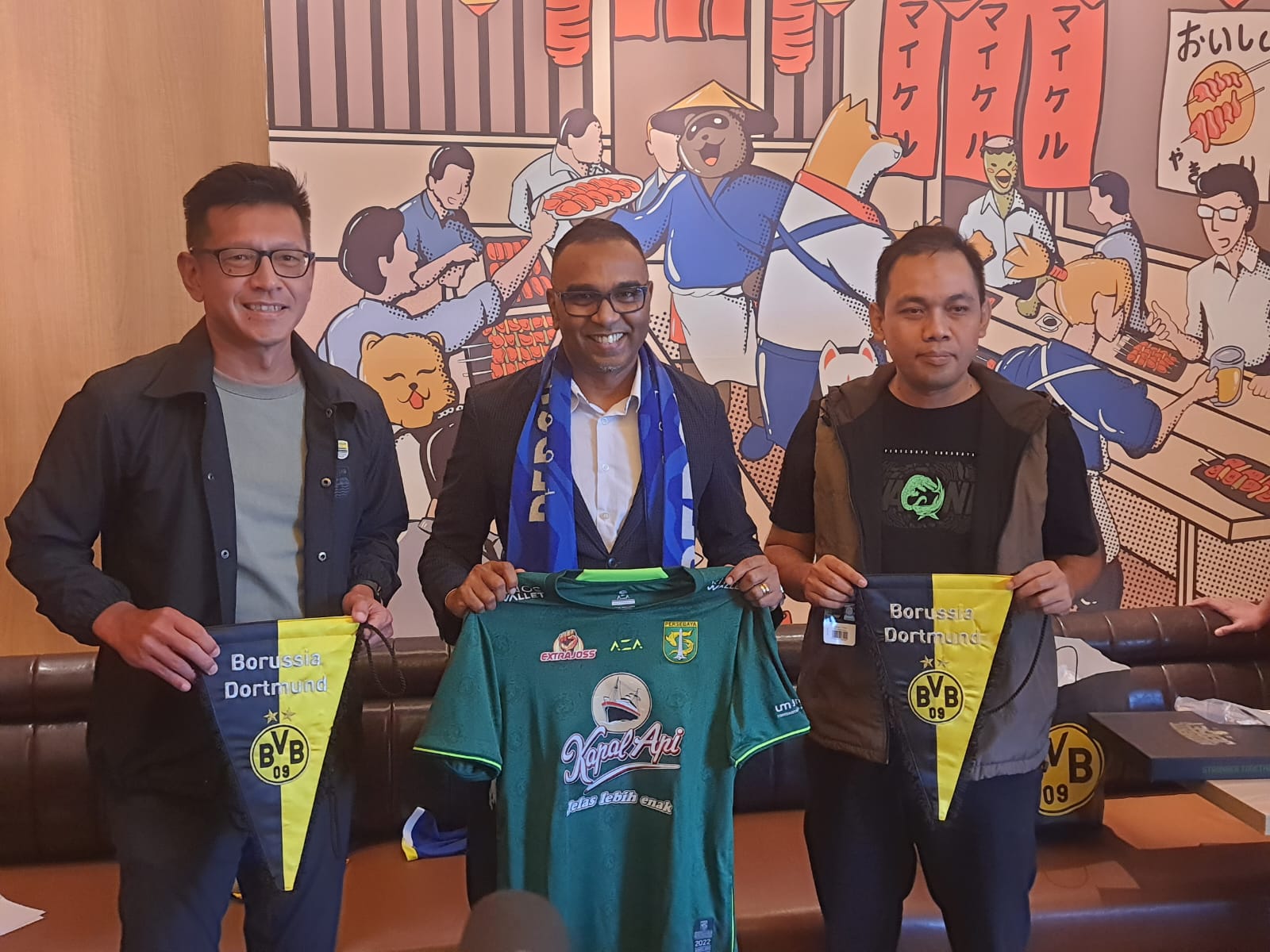 RIZKI AHMAD FAUZI/JAWA POS LAWAN KLUB TOP EROPA: Dari kiri, Direktur PT Persib Bandung Bermartabat Teddy Tjahjono, Managing Director Asia-Pasifik BVB Suresh Letchmanan, dan Direktur Operasional Persebaya Candra Wahyudi di SCBD, Jakarta Selatan, kemarin. - Image