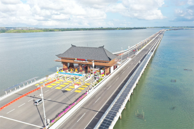 Jalan Tol Bali Mandara yang telah dilengkapi Pembangkit Listrik Tenaga Surya (PLTS). - Image