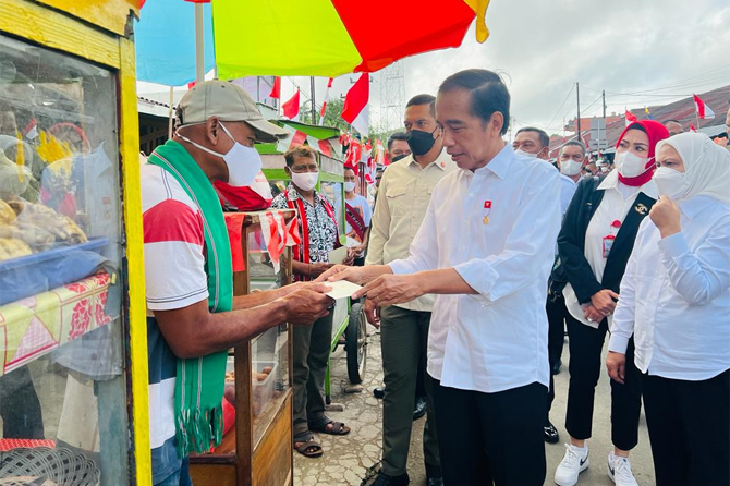 Presiden dan Ibu Iriana Jokowi mengunjungi Pasar Olilit, di Tanimbar Selatan, Kabupaten Kepulauan Tanimbar, Maluku, Jumat (2/9). (Setpres) - Image