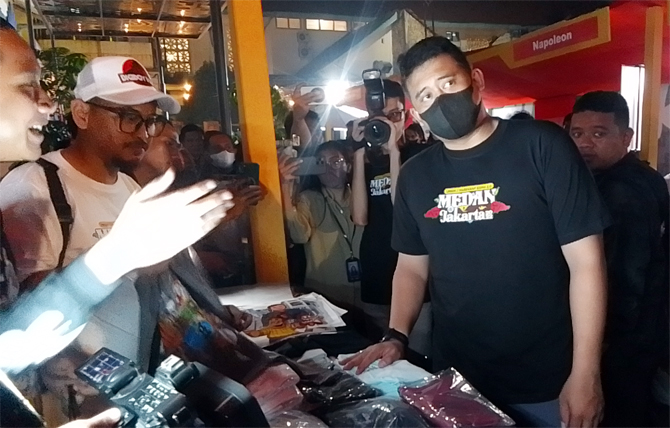 Wali Kota Medan Bobby Nasution ditengah kesibukannya menyempatkan mengunjungi event Medan di Jakarta yang digelar di Blok M Space, Jakarta Selatan, Sabtu (17/9). Event digelar untuk mempromosikan produk-produk unggulan Medan kepada warga Jakarta. - Image
