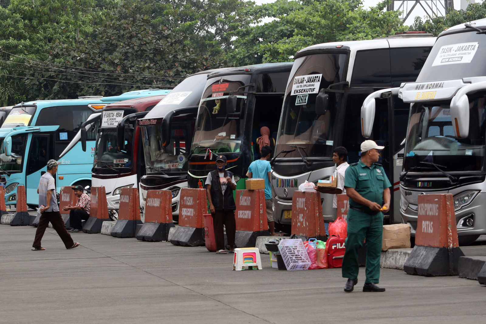 Sejumlah bus AKAP menunggu penumpang di Terminal Kampung Rambutan, Jakarta, Minggu (4/9/2022). Menurut salah satu petugas, harga tiket BUS Akap mengalami peningkatan hingga 25 persen seiring dengan penyesuaian harga BBM oleh pemerintah. FOTO: SALMAN TOYIB - Image