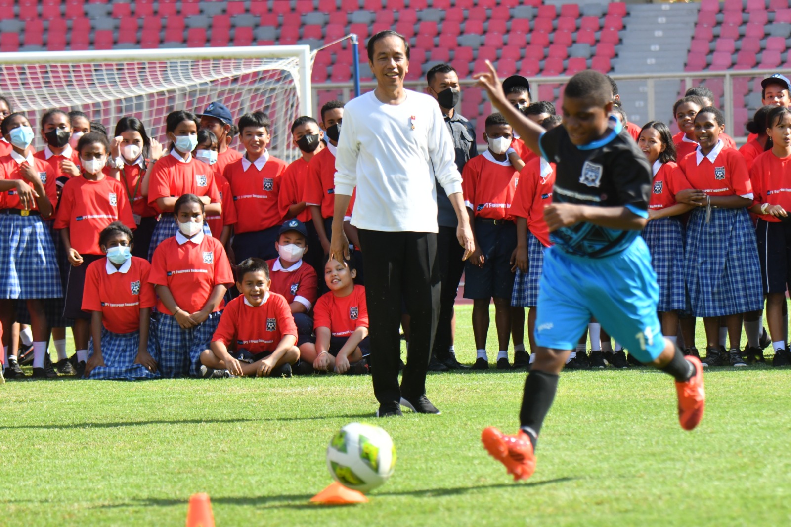 SETPRES BAKAT BESAR: Presiden Jokowi menyaksikan salah seorang siswa Papua Football Academy di Stadion Utama Lukas Enembe, Kabupaten Jayapura, kemarin. - Image