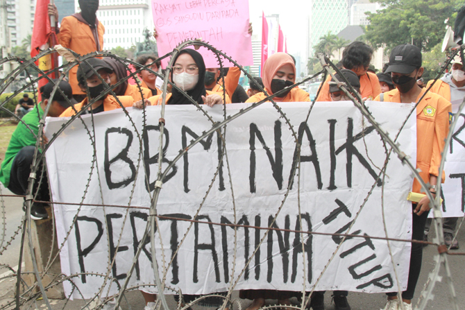 Puluhan Mahasiswa melakukan aksi demo BEM Nusantara tolak kenaikan Bahan Bakar Minyak (BBM) di Patung Arjuna Wiwaha atau Patung Kuda, Jakarta, Kamis (1/9/2022). Massa membawa spanduk bertulisan - Image