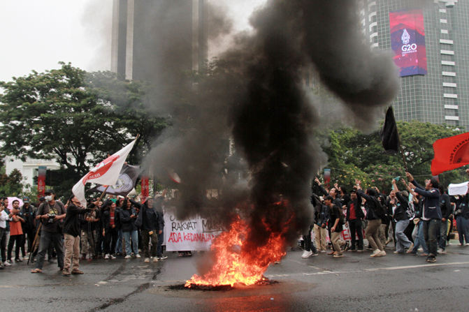 Sejumlah mahasiswa dari berbagai perguruan tinggi berunjuk rasa menolak kenaikan bahan bakar minyak (BBM) subsidi di kawasan Medan Merdeka Barat, Jakarta, Kamis (8/9/2022). Dalam aksinya mereka menolak kebijakan pemerintah menaikkan harga BBM subsidi sert - Image
