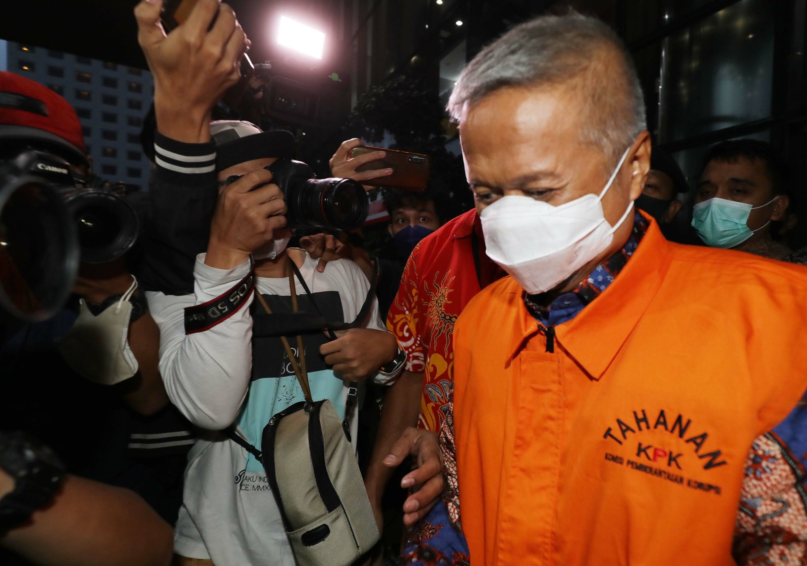 Hakim Agung Mahkamah Agung (MA) Sudrajad Dimyati (kedua kanan) berjalan dengan mengenakan rompi tahanan seusai diperiksa di Gedung Merah Putih, KPK, Jakarta, Jumat (23/9/2022). Sudrajad Dimyati ditahan KPK usai menjalani pemeriksaan dan ditetapkan sebagai - Image