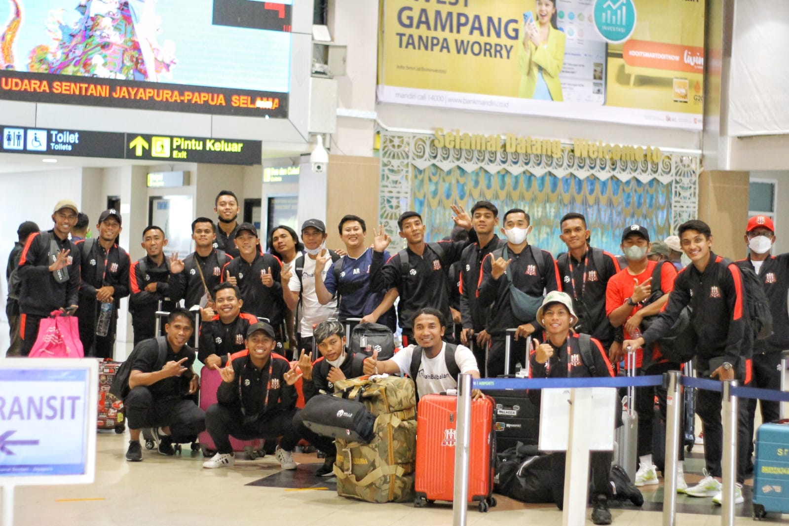TIM MEDIA DELTRAS TUR BERAT: Rendi Irwan dkk mendarat di Bandara Sentani, Jayapura, kemarin. - Image