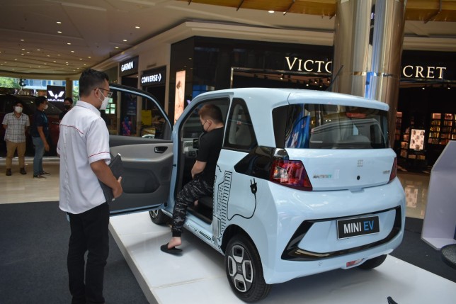 Mini EV DFSK di Galaxy Mall. Rafika Yahya/JawaPos.com - Image