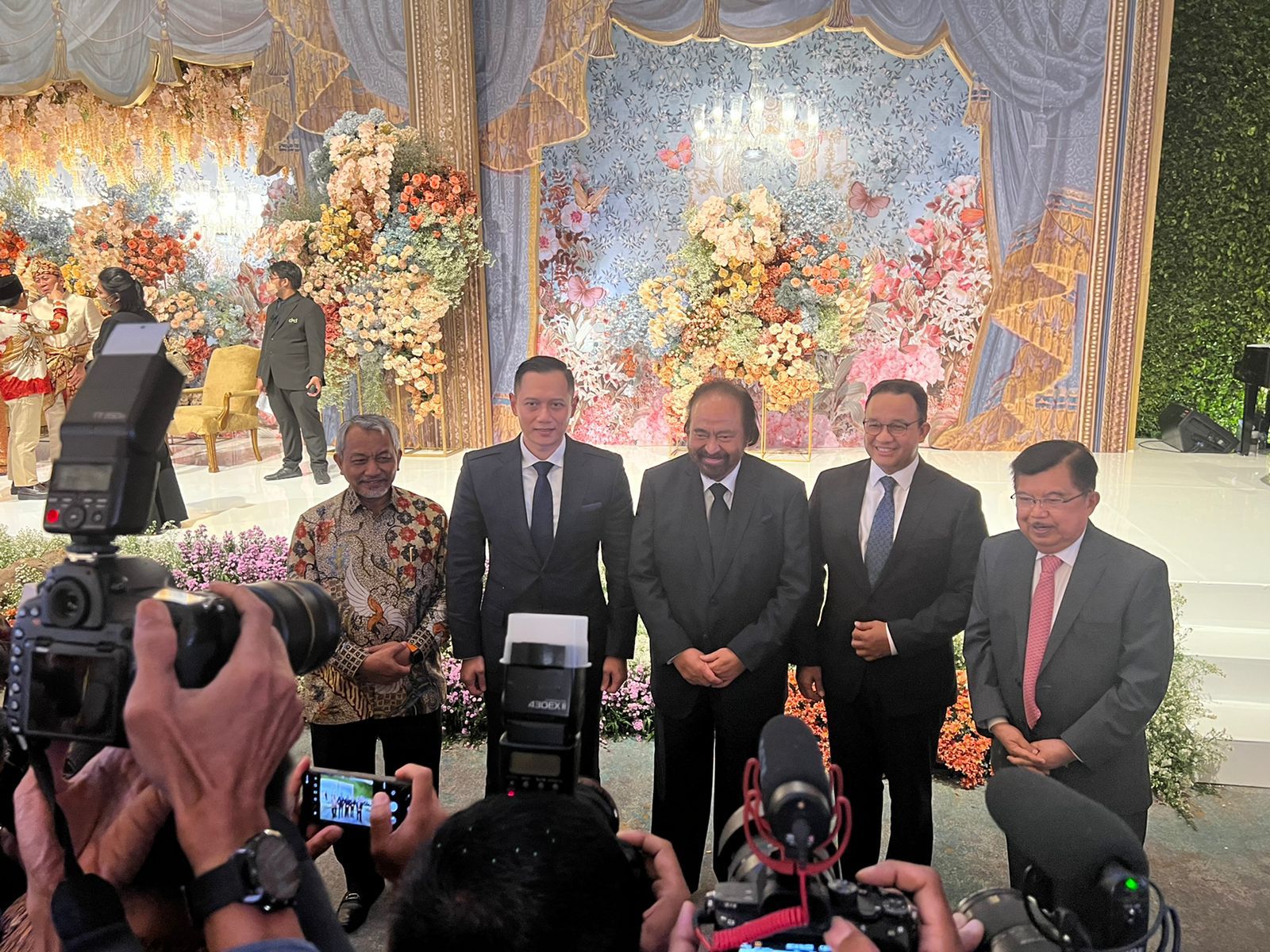 Caption: Presiden PKS Ahmad Syaikhu, Ketum Demokrat Agus Harimurti Yudhoyono, Ketum NasDem Surya Paloh, Gubernur DKI Jakarta Anies Baswedan dan politikus senior Golkar Jusuf Kalla di acara pernikahan anak Anggota DPR dari Fraksi Nasdem Sugeng Prawoto di J - Image