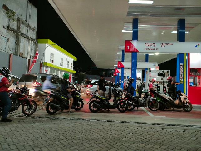 Warga antre membeli BBM di SPBU. Rafika Yahya/JawaPos.com - Image